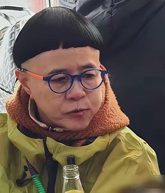 你以为刘纯燕的锅盖头是审美差？他老公太不容易了，每天咋生活的。结婚的时候就不好看