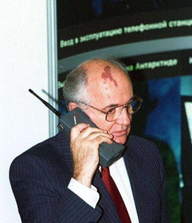 1991年，庞大的红色帝国轰然崩塌，那个亲手按下终结键的苏联前掌门人戈尔巴乔夫，