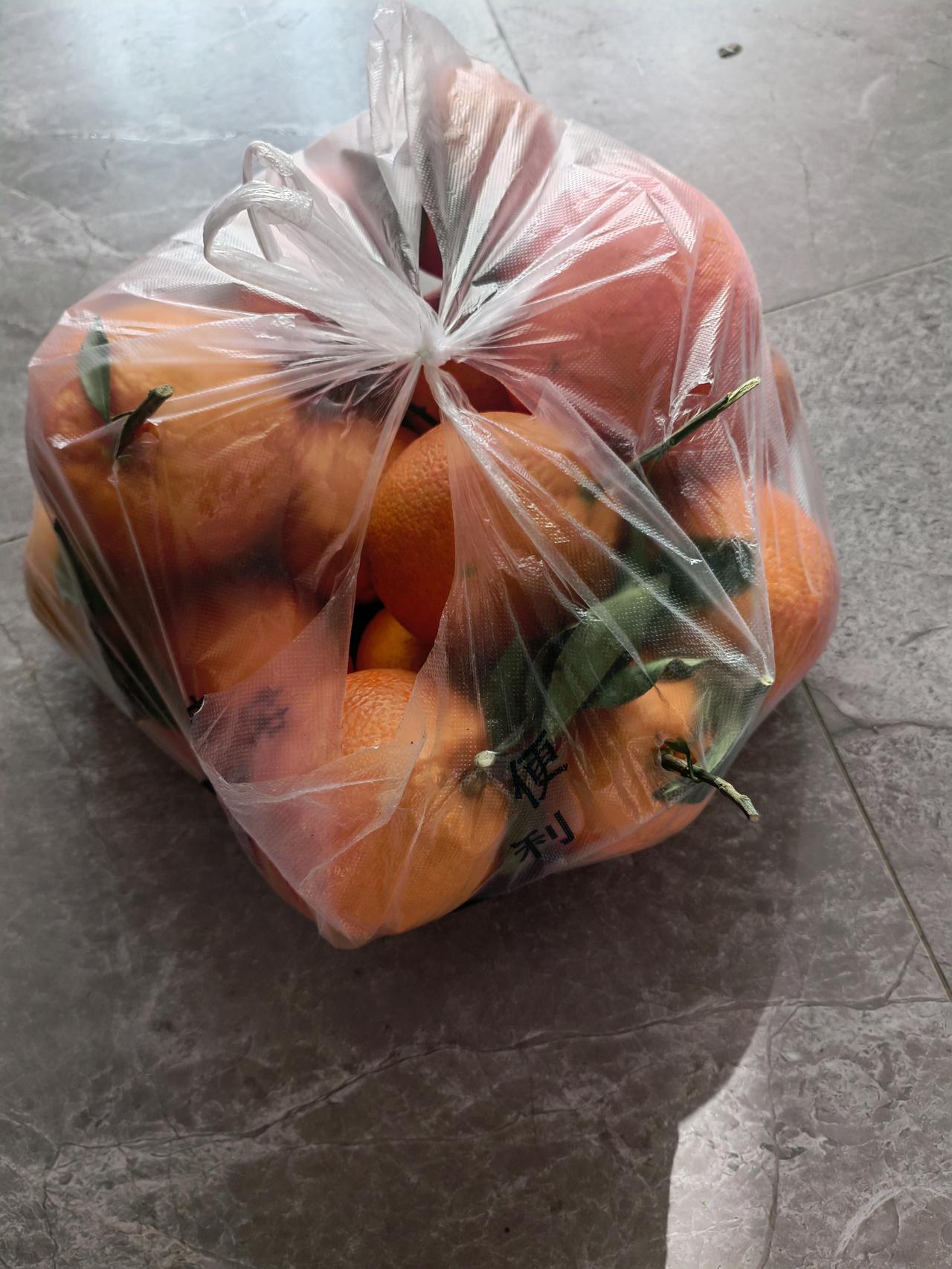 赣南脐橙好吃不好剥，有谁跟我一样，吃橙子只喜欢吃剥好的，切成一瓣一瓣的反而不喜欢