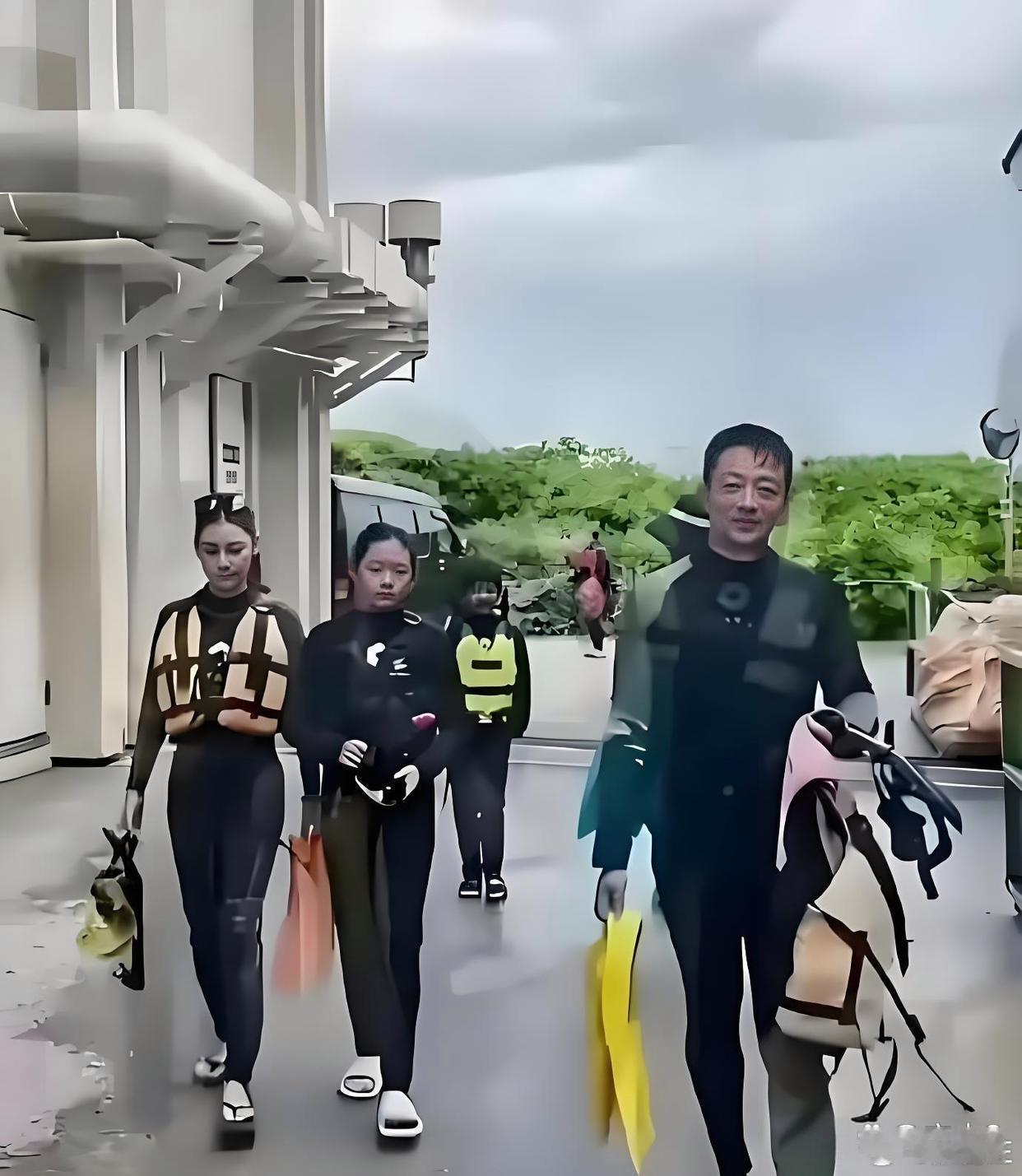 大S女儿小玥儿，终于把头发扎起来了，露出了清秀的脸庞，真的是小小S！