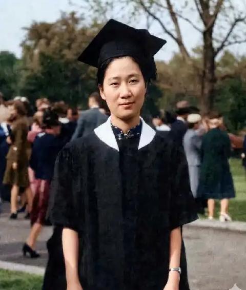 当年，钱钟书向杨绛表白。很快两人就恋爱了。其实，他最开始暗恋的是杨绛的闺蜜赵萝蕤