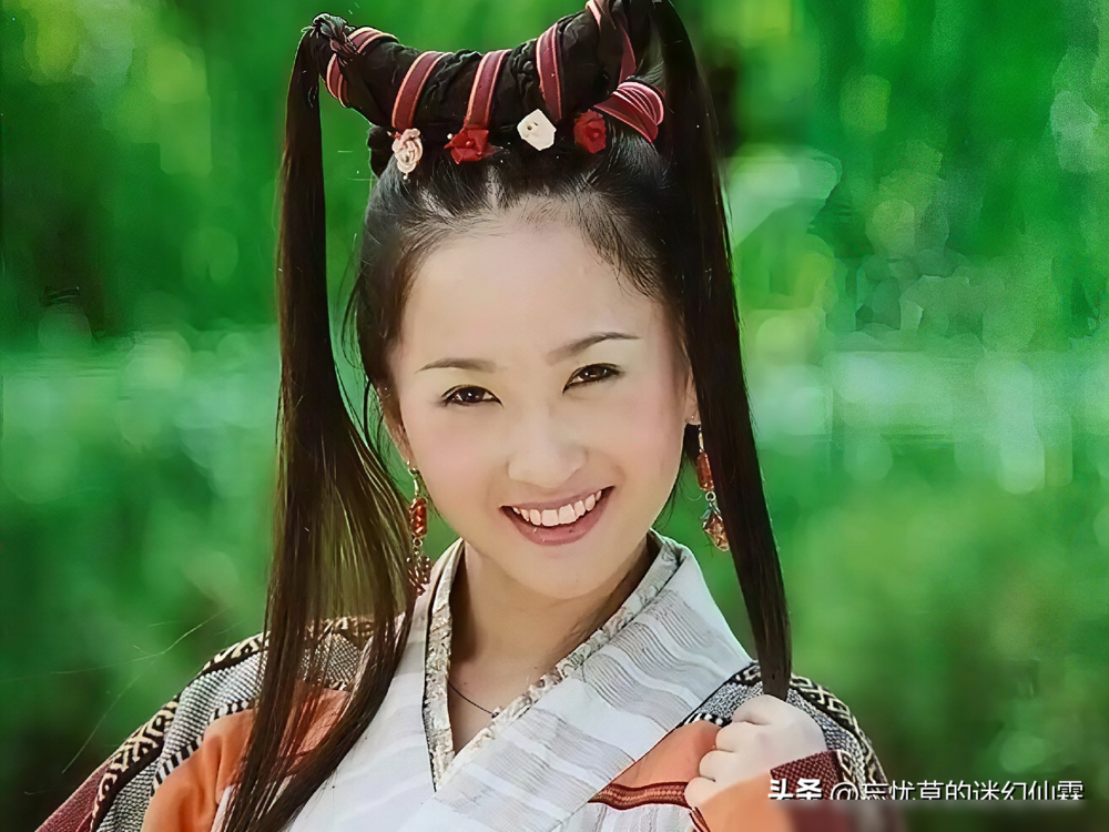 骗了观众整整二十年，戏里处处喊蒋欣姐姐的杨蕊，现实里居然比蒋欣大四岁！当年《天龙八部》，她是娇俏灵动