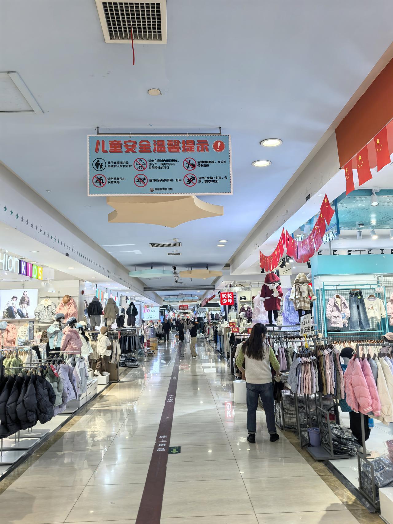 现在市场里的商户，逢人就说生意差，租金交不起。不管碰到哪个商户，都是摇头，