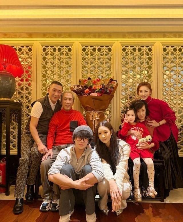 章子怡的哥嫂迎来了结婚20周年纪念日，一家人温馨庆祝。女儿月亮如今已出落得亭亭玉