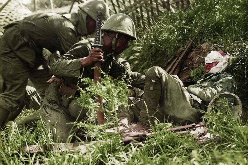 1937年，淞沪会战（八一三战役）期间，上海杨浦区军工路一带。丛林中，一名头部重