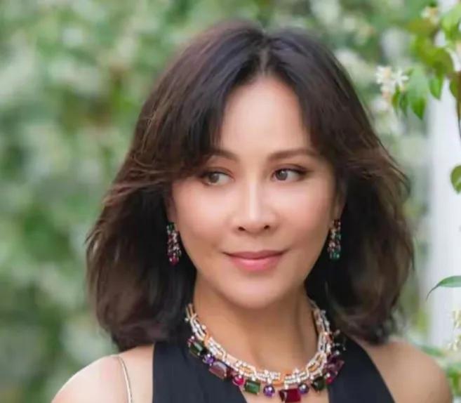 主持人问刘嘉玲icon:“你平时炒股吗？”刘嘉玲说:“以前炒股赚了一点钱，但现在