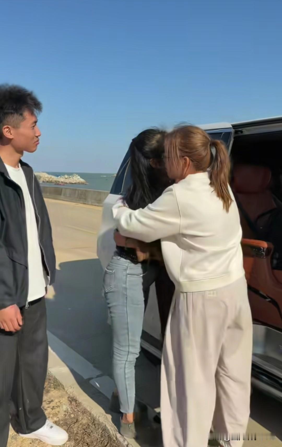 许建华还有海军以及大妹要回深圳了。海军的妈妈给她们带了大包小包的特产，海产品还有