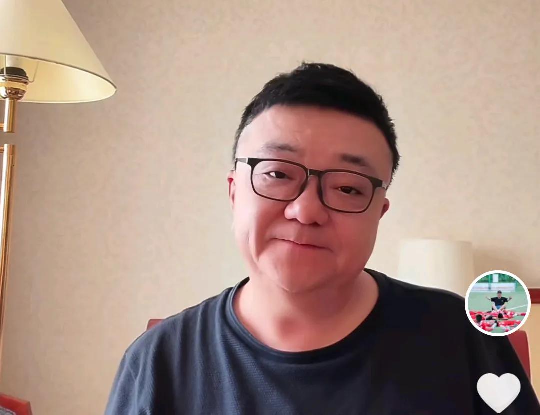 媒体人董路语出惊人。他表示，U17国足进攻端最好还是开大脚。在U17国足晋级亚