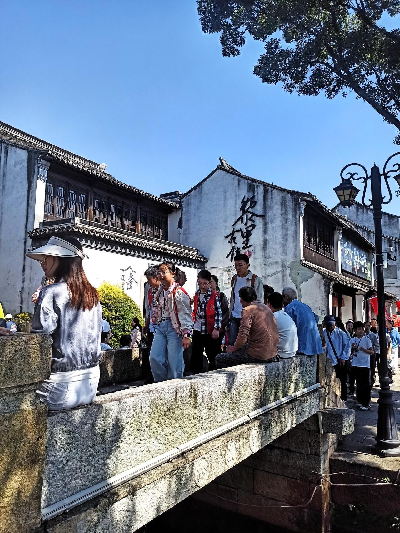 黎里古镇的桥分为石拱桥和平板桥，大多为清朝重建，上面有“重建某某桥”字样，两边为