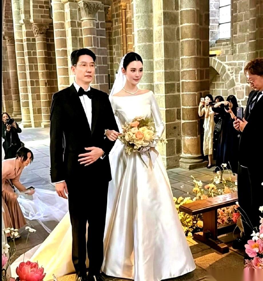 何猷君补办婚礼，镜头一转，直接怼到新娘爸爸脸上。老爷子一身笔挺的黑西装，背直得