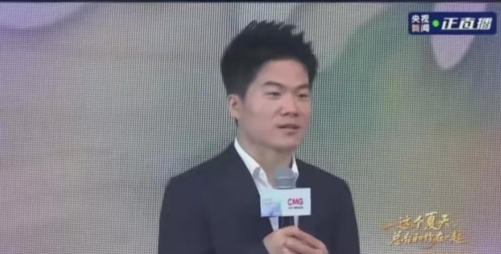 彪哥怎么悄悄跑到总台兼职去了？你这让某些人看了，能吃下饭？有朋友说，哎，终究是感