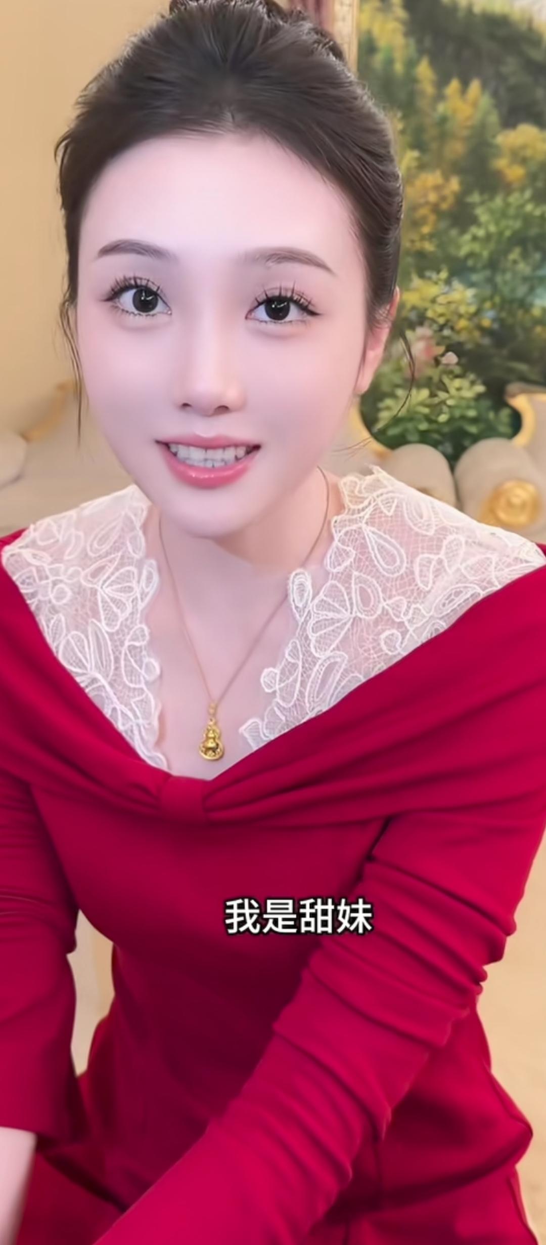 红衣映笑颜，我是甜妹。