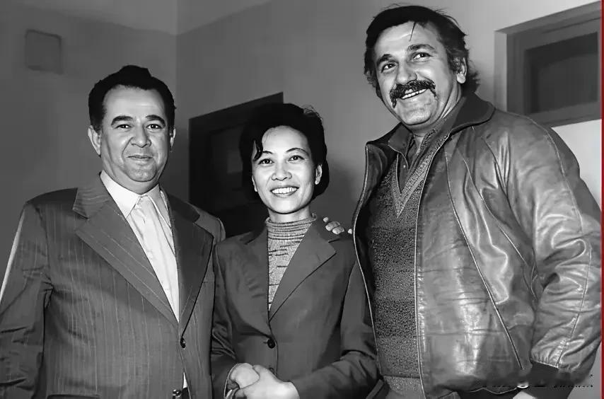 这位和外国电影同行合影的女演员活跃在七、八十年代，她在重拍版电影《南征北战》中扮