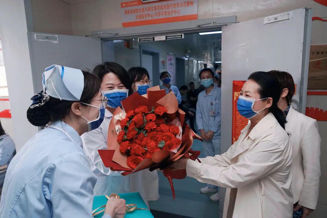 我表妹在长沙有正式工作，在市区东塘买了两套房，不知道算不算中产家庭？她却说自己在