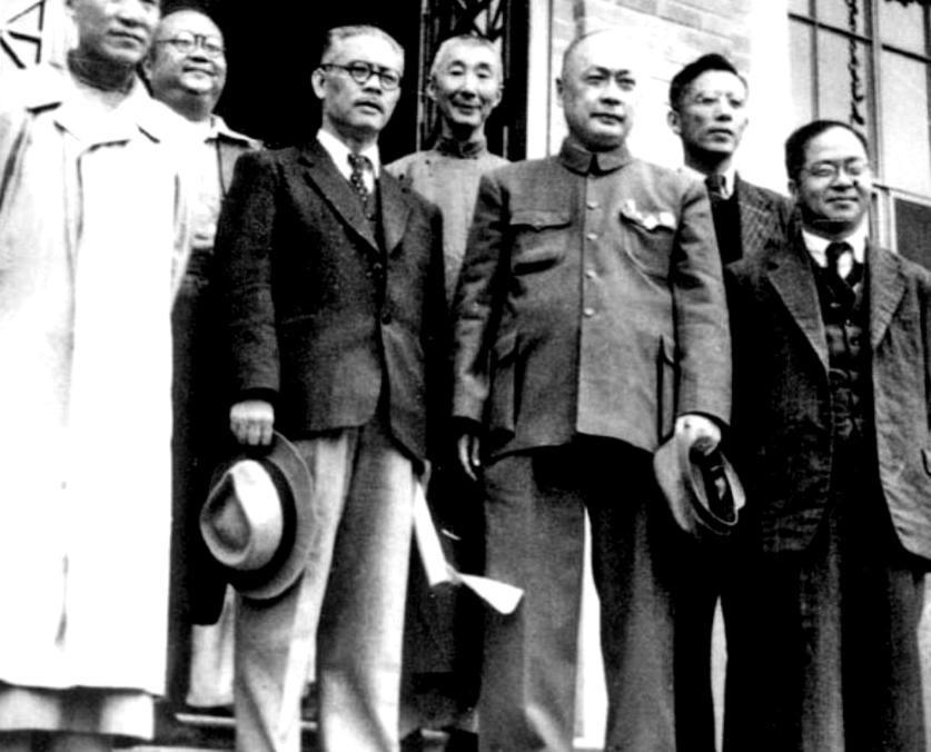 1949年，上海城头刚刚换上红旗，一名干部便趁机强占国民党军官的姨太太。时任上海