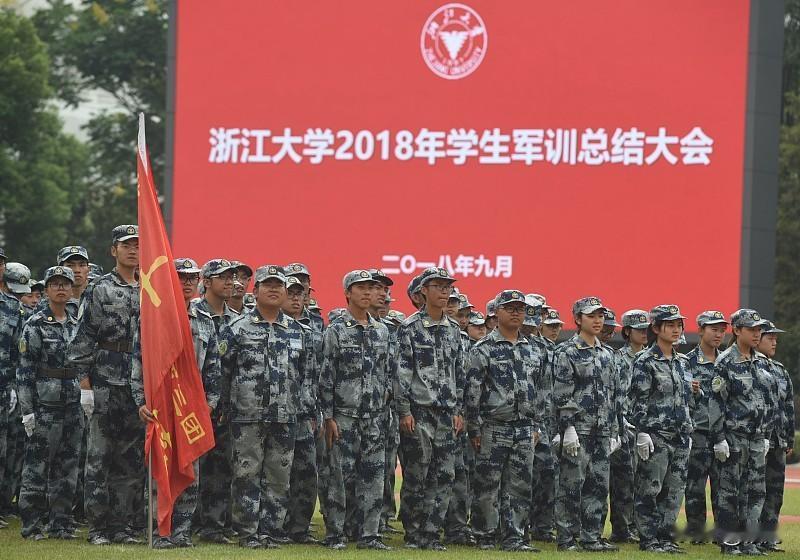 浙大这波军训会操的仪式感，直接把我看傻了。九月的紫金港校区东田径场，夜幕刚落，