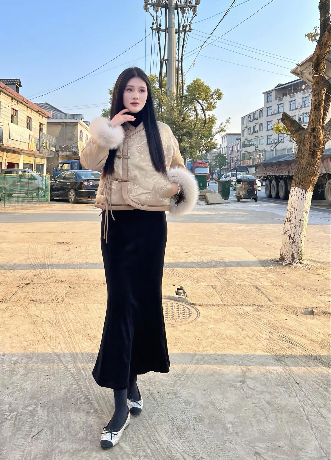 秋日穿搭指南：复古风外套+黑色长裙，尽显优雅气质！