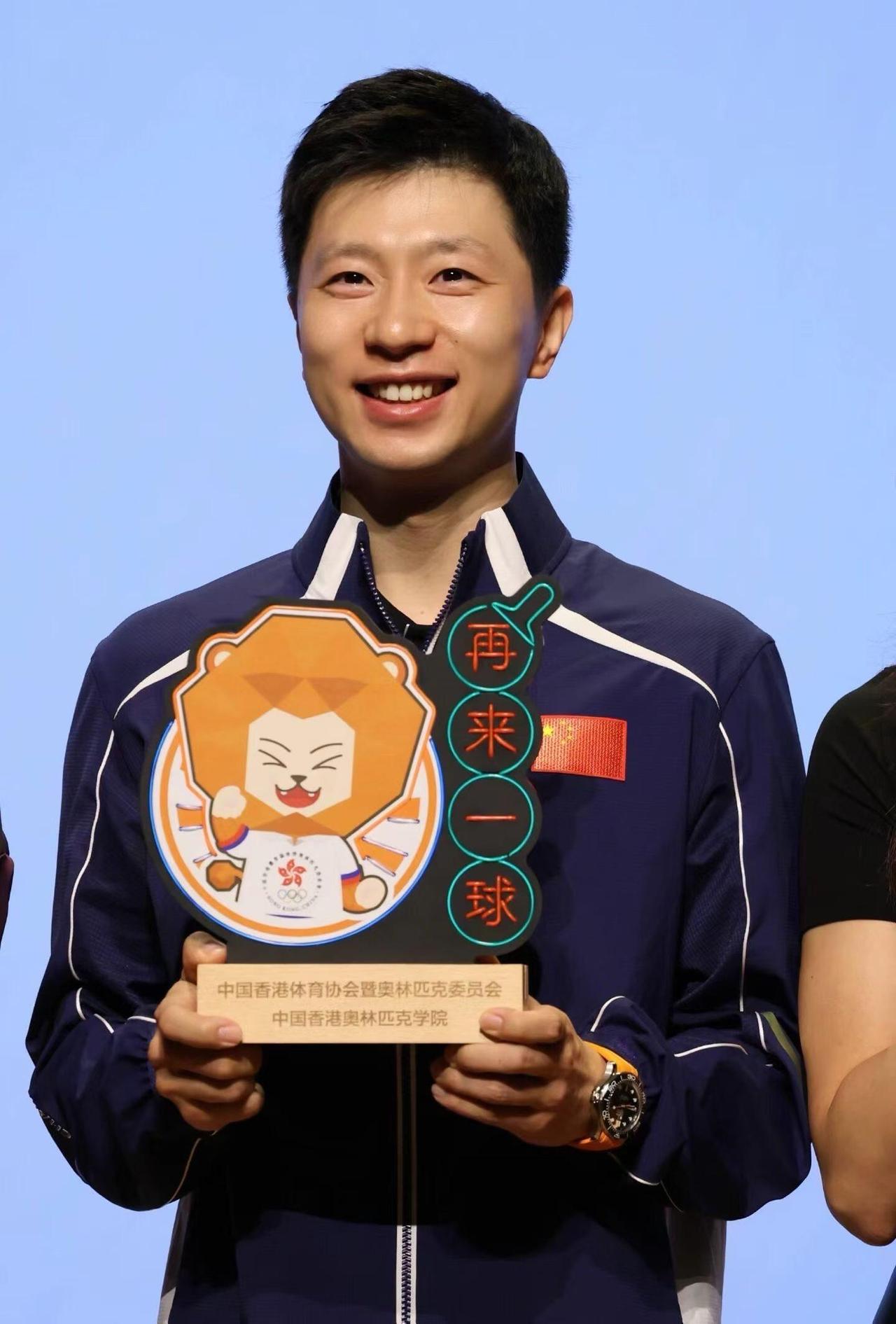 都知阿龙代言欧米茄了，戴手表是看明显！这是真的实力，出席亮相香港体育协会，龙队