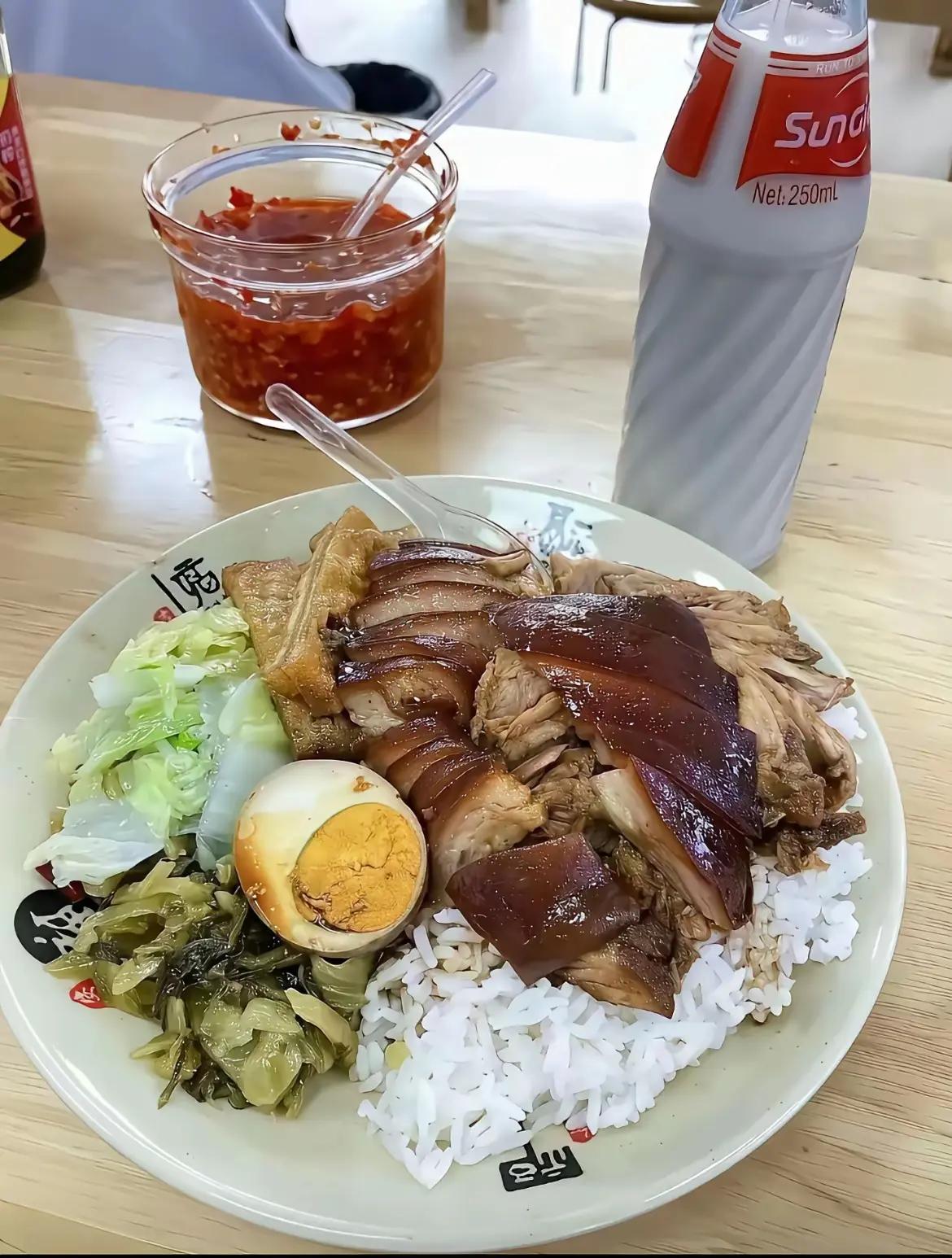 28块的套餐，猪脚饭配豆奶，大家觉得这个价格怎么样！