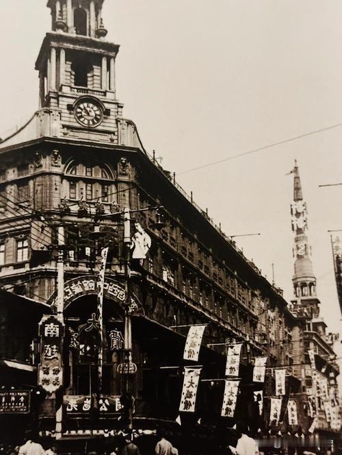 1933年，有人给了王盛荣一个箱子。前两个送箱子的人，都消失了1933年，有