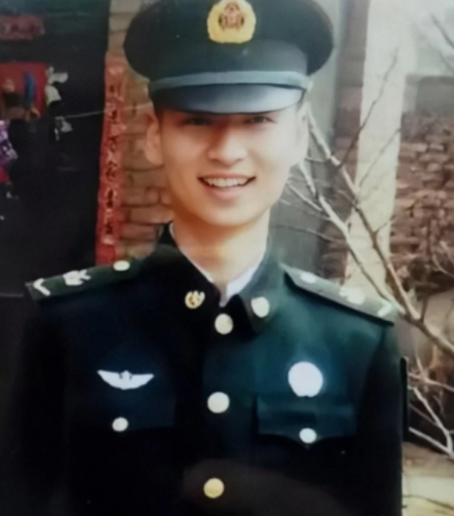 2020年，24岁的儿子不幸牺牲，母亲在整理遗物时，发现了一张女孩的照片，她哽咽