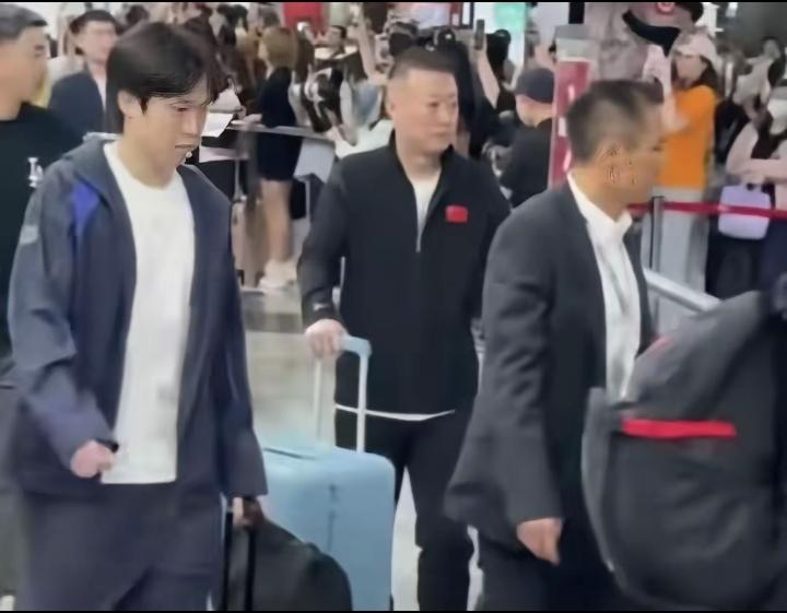 国乒也太拼了！澳门世界杯刚收官，全队就马不停蹄离开澳门，经珠海飞抵成都双流机场，