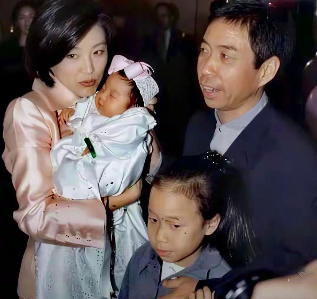 林青霞与老公、孩子相伴，幸福满溢。虽已是两个孩子的母亲，但其颜值丝毫不输往昔，那