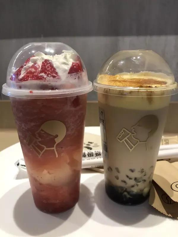 想当年喜茶刚刚兴起，济南是没有的。出差到上海，前同事跳到了喜茶，他特意点了几杯给