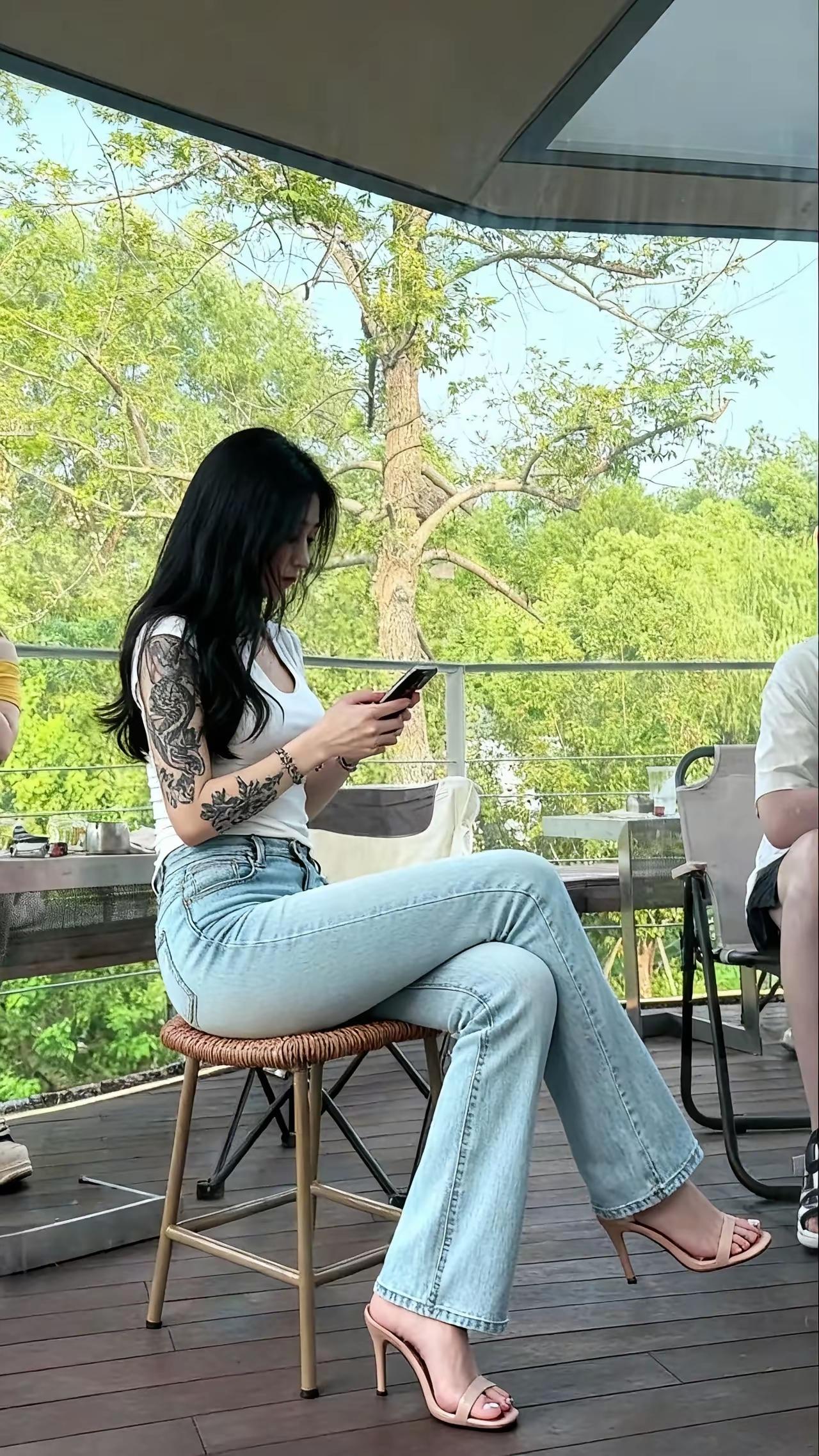 对联上联：[作揖][作揖][作揖]；下联：纹身。