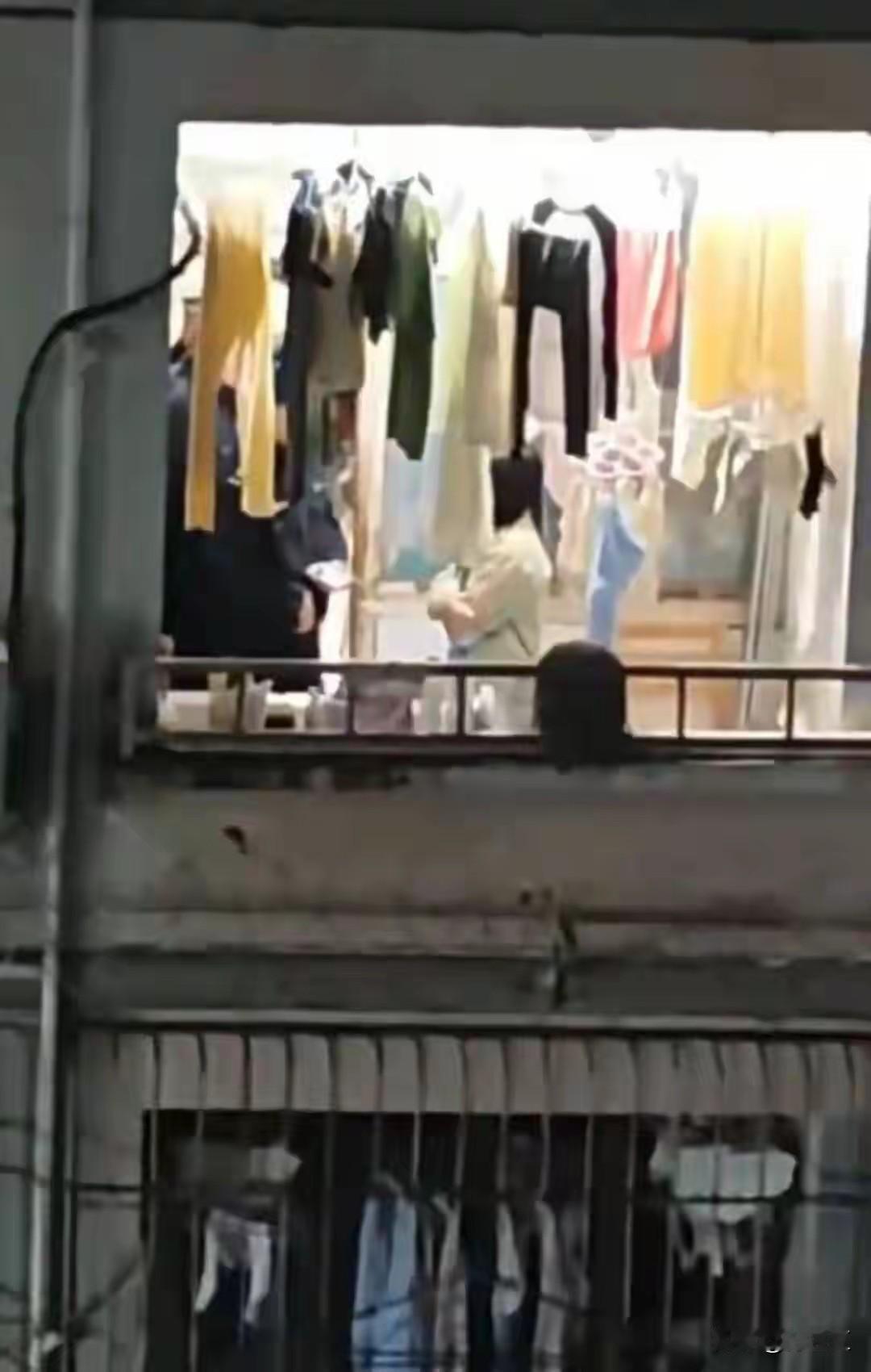 留学生徒手爬楼进女寝,试图实施猥亵!江苏新闻报道,10月28日,地处湖北宜昌的