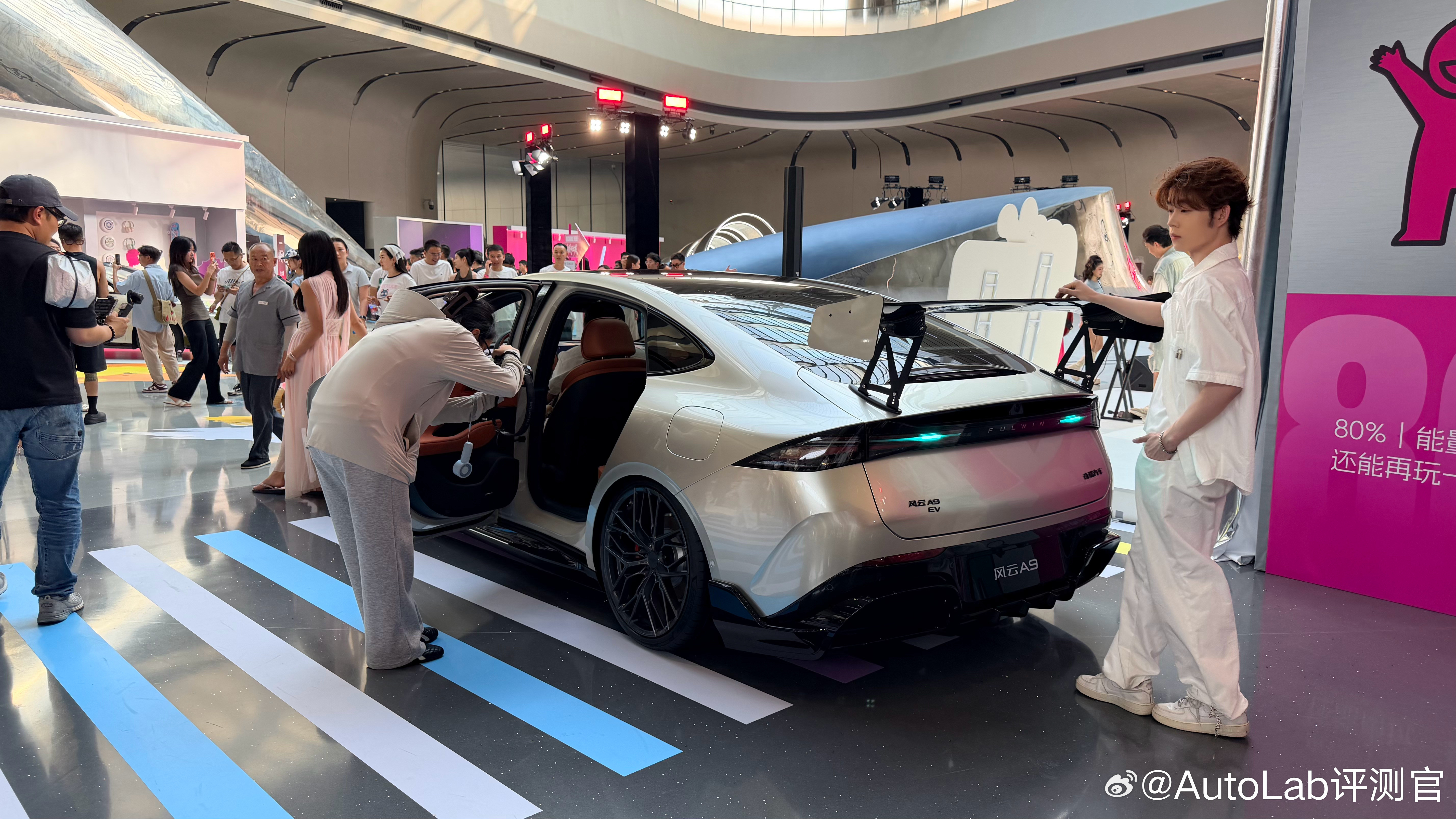 来风云A9发布会现场了，风云A9相比风云A9L偏行政商务的风格，风云A9则明显走