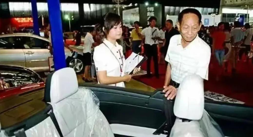 2008年，袁隆平参加车展时被一辆68.8万的敞篷车吸引，忍不住摸了一把。就这么