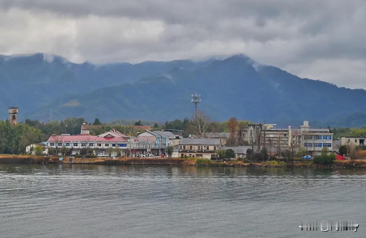 严州原为浙江十一州之一，因修建新安江水库（千岛湖）而消失。建德严州古城背依乌龙山