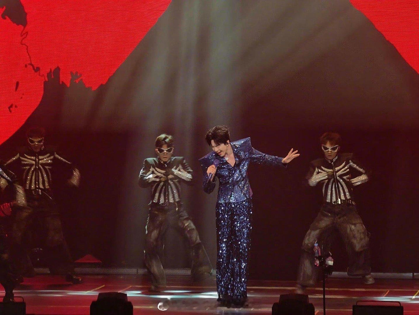 人类首次成功驯服银河系实况！看他抖落满身星芒，每个转身都搅动璀璨星云，这哪是走红