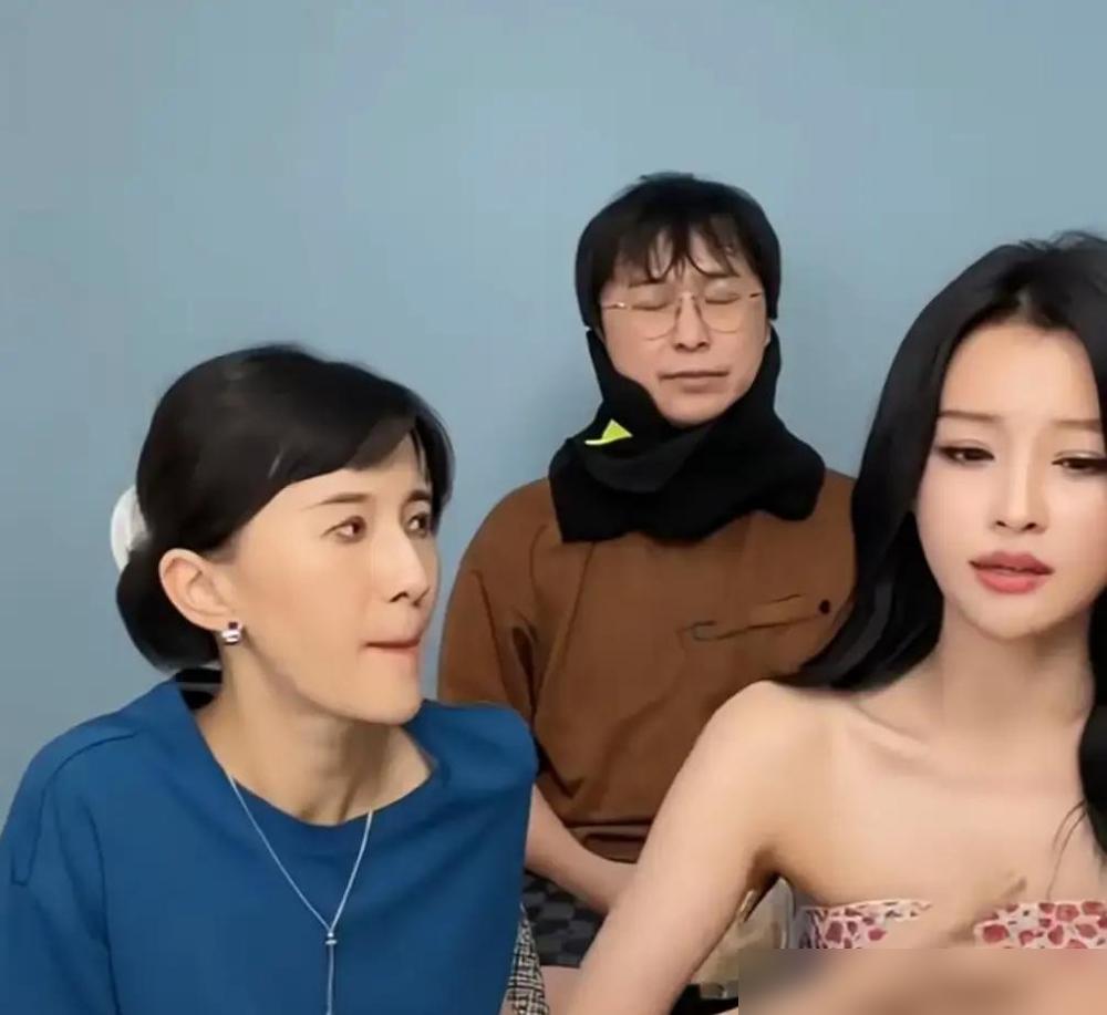30岁前穿衣服看别人脸色，30岁后直接穿改良肚兜出街。孙怡自己说，婚姻里那几年，穿衣保守局促，身上贴
