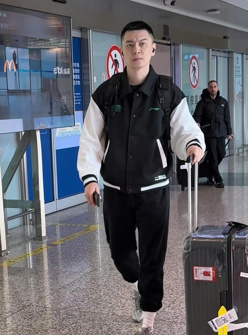 辽宁男篮早班航班飞抵武汉，赵继伟和王岚嵚没有随队俱乐部杯征程！沈阳机场偶遇老铁吉