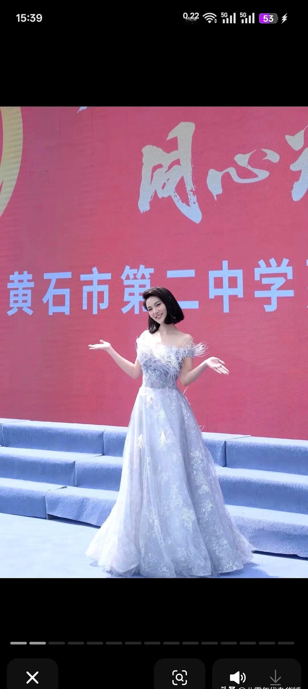 央视主持回母校，普通家长该学什么？胡芮站上黄石二中70周年舞台那一刻，闪光灯
