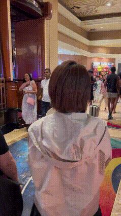 看莎莎和楚钦出酒店这两张图，就知道法国教练莫林为啥吐槽这次的活动主办方了。佳佳