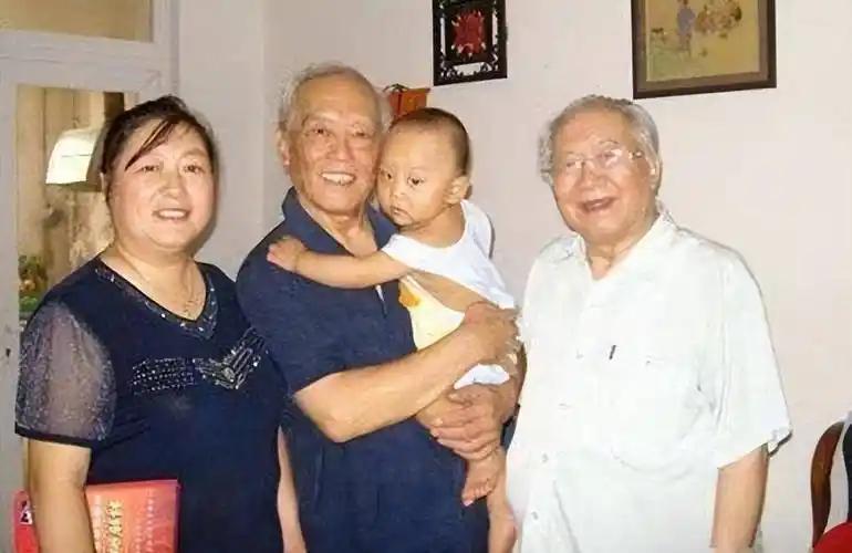 2004年，季羡林69岁的儿子季承因与妻子感情不和离婚，娶了比自己小40