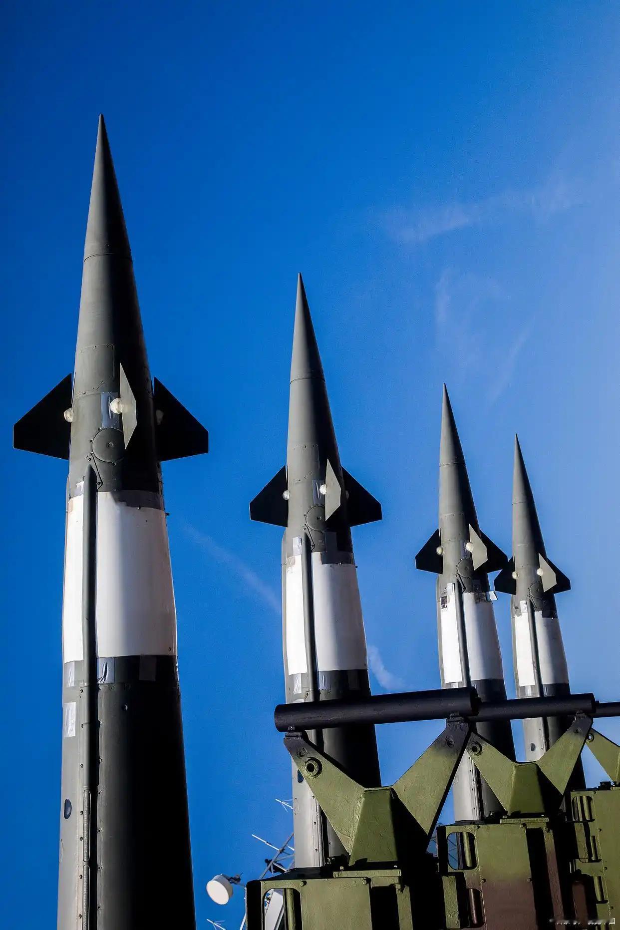 很多人都在问，为什么美国敢明目张胆地给台湾送导弹，东大却连一颗子弹都不愿递给胡塞