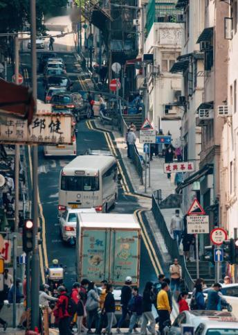 一个上海姑娘去香港旅游，蹲下时竟然有人朝她扔硬币，还无端被指责插队，回去后，她直