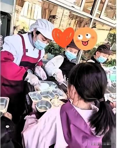 这下出名了全国人民都知道了真的没想到，学校食堂工作人员竟然全是学生家长。​