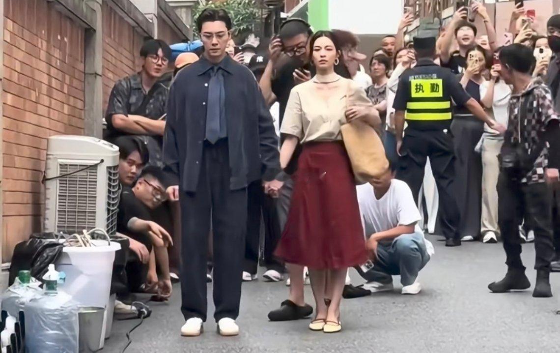 在男神收割机钟楚曦面前，陈伟霆根本不敢有过多反应！