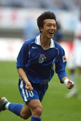 黄勇是国奥队内公认技术最好的球员，可是他又曾是引发争议最大的球员。身材矮小、