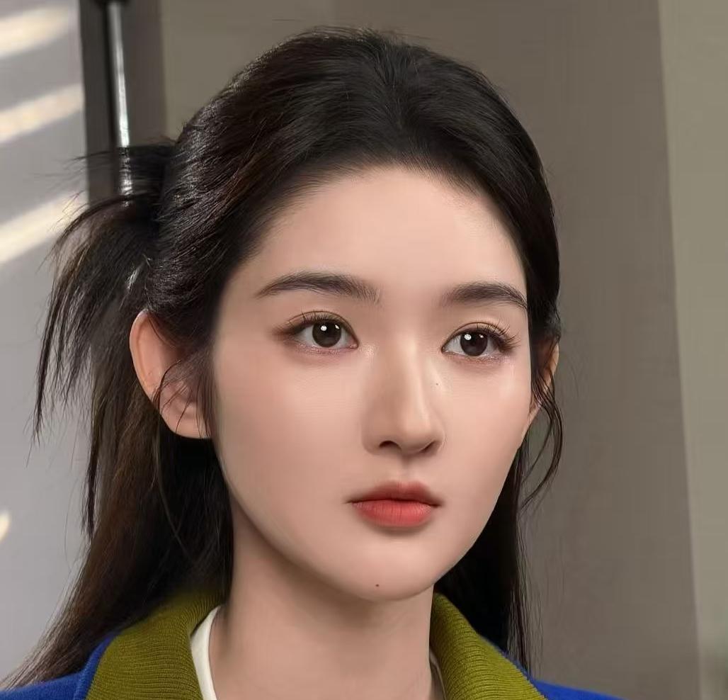 女明星在塞纳河边喝咖啡，评论区却炸了锅，没人看脸，都在问：河里那股味儿，熏不熏人