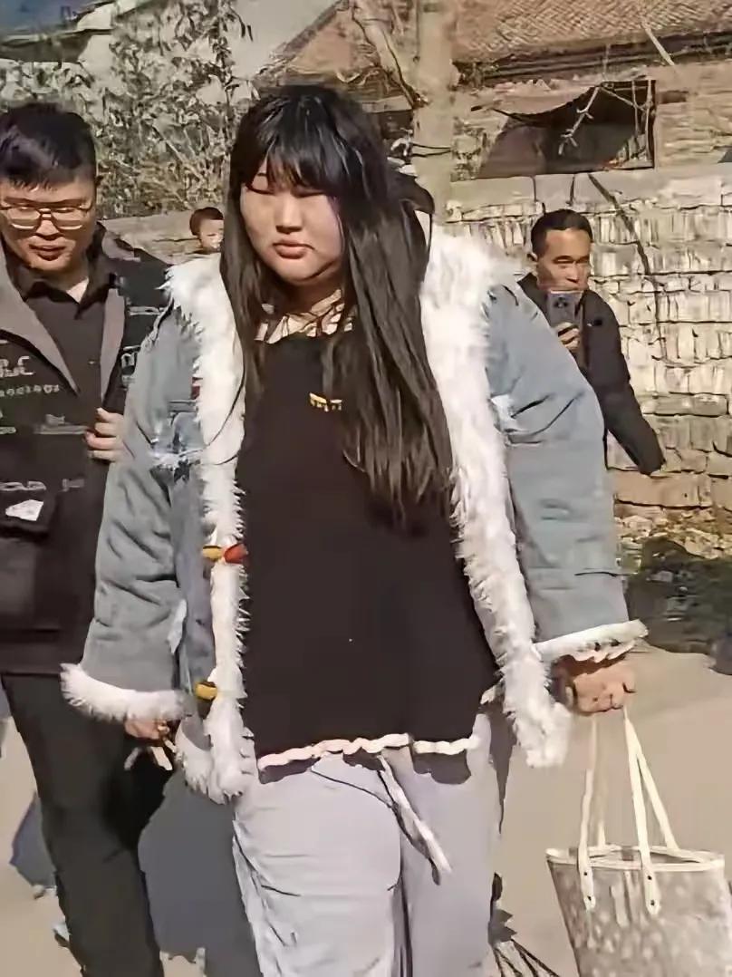 真应了那句：没有丑女人，只有懒女人。大衣哥女儿朱雪梅初二回门，形象实在太让人意外