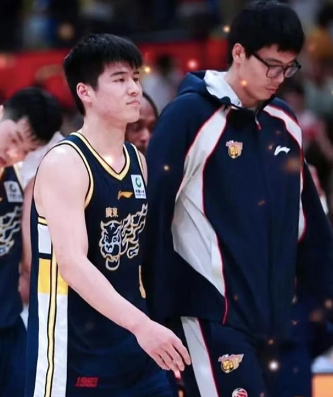 广东队在“第二主场”顺德42分大胜四川，送给他们本赛季30连败，本来一场完胜是值