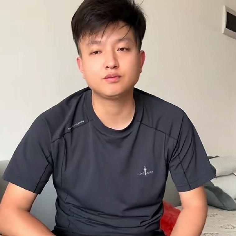 小松在越南省城安沛建民宿，现在开始封顶，小松和爸爸一起回到了云南河口，目的就是取