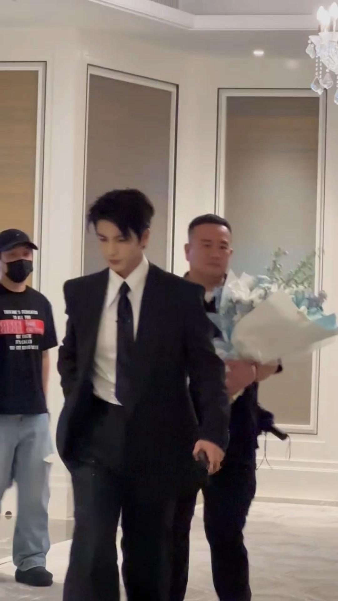 张凌赫西装霸总冷脸下班帅的我鼻血直流张凌赫西装霸总