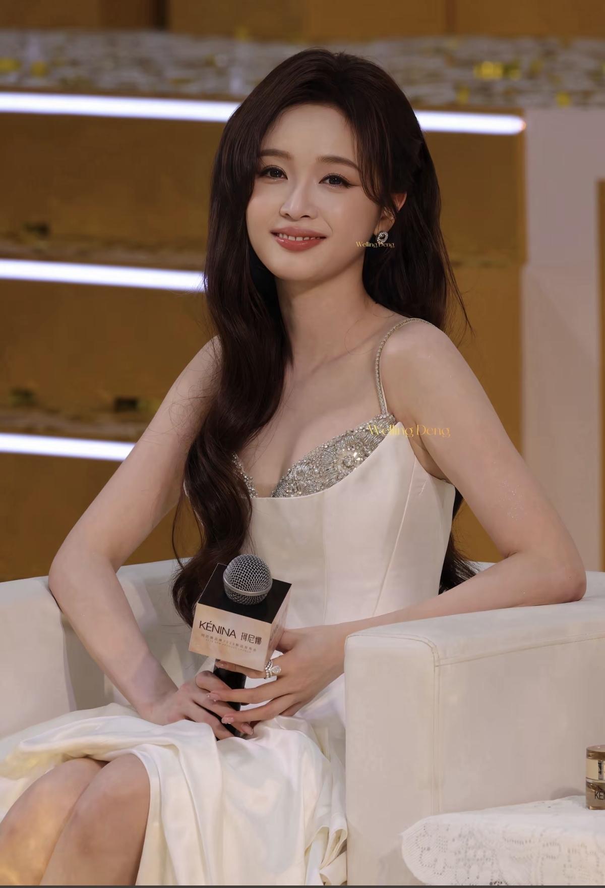  吴宣仪的每一次亮相，都在刷新我对美的定义[比心] 吴宣仪的美貌，是自带高光的存